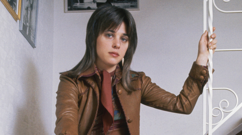 Suzi Quatro posing on a staircase