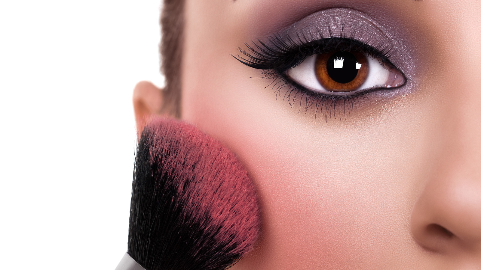 Девушка красит глаза. Макияж визаж. Sofia zhuravetc. Make up an offer. Макияж мастер класс.