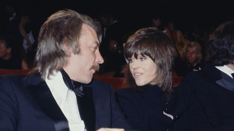 Donald Sutherland and Jane Fonda look at each other at the Oscar Awards