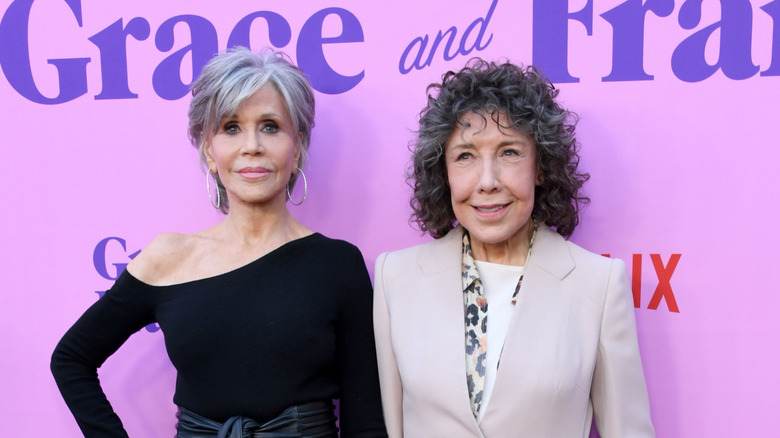Jane Fonda poses with Lily Tomlin at the premiere of "Grace & Frankie"
