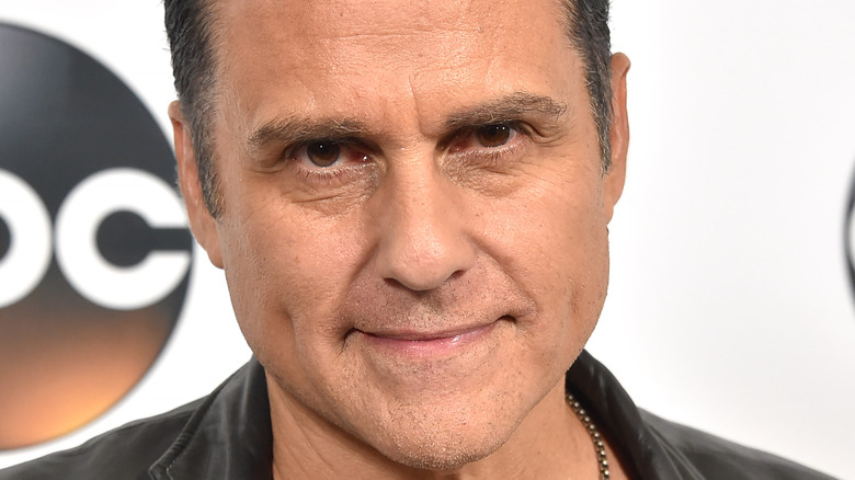 Maurice Benard posing at an event