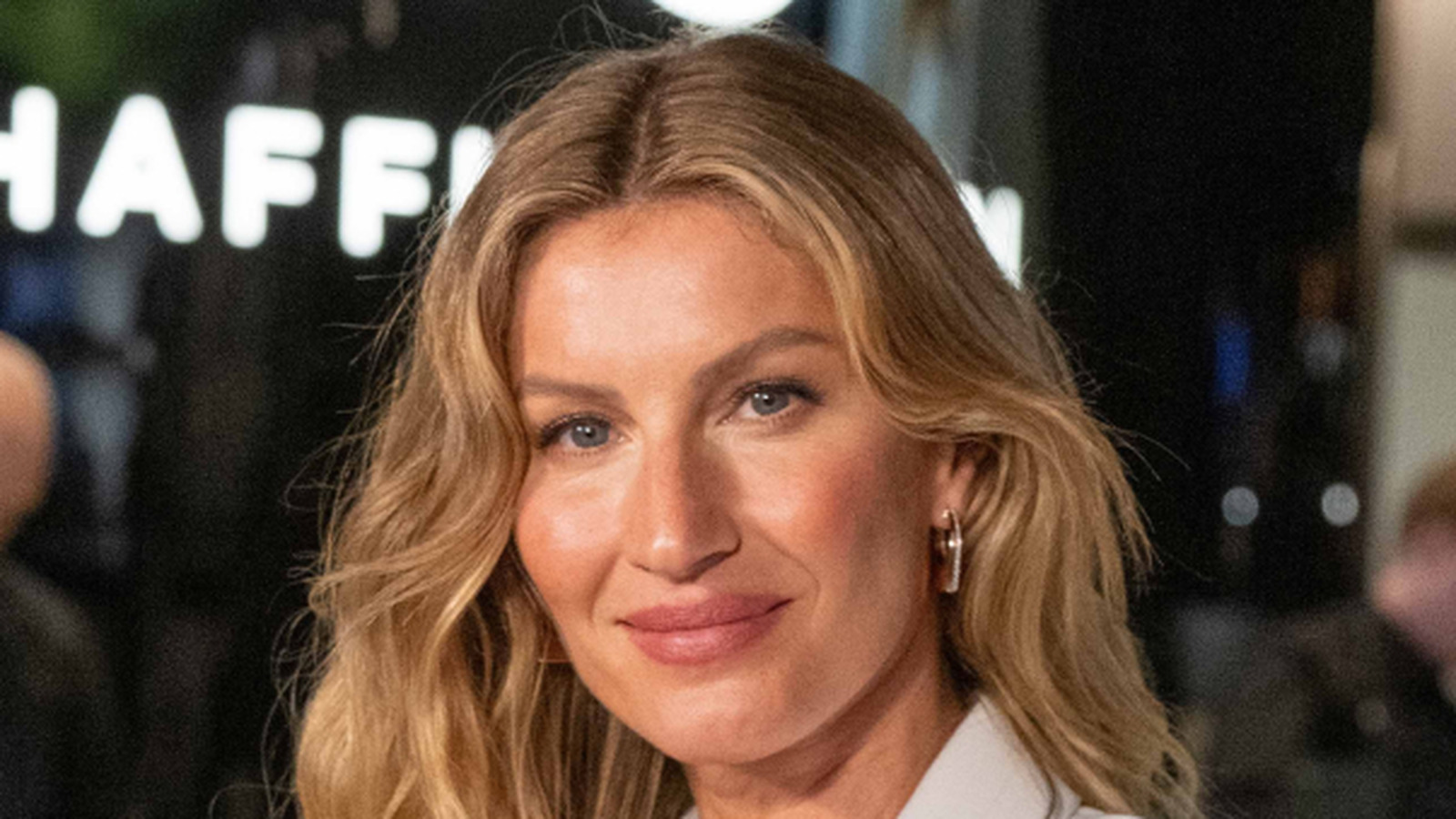 <a href="https://www.thelist.com/1731146/gisele-bundchen-unrecognizable-blonde-bob/" target="_blank">Gisele Bündchen Is Totally Unrecognizable With A Blonde Bob</a>