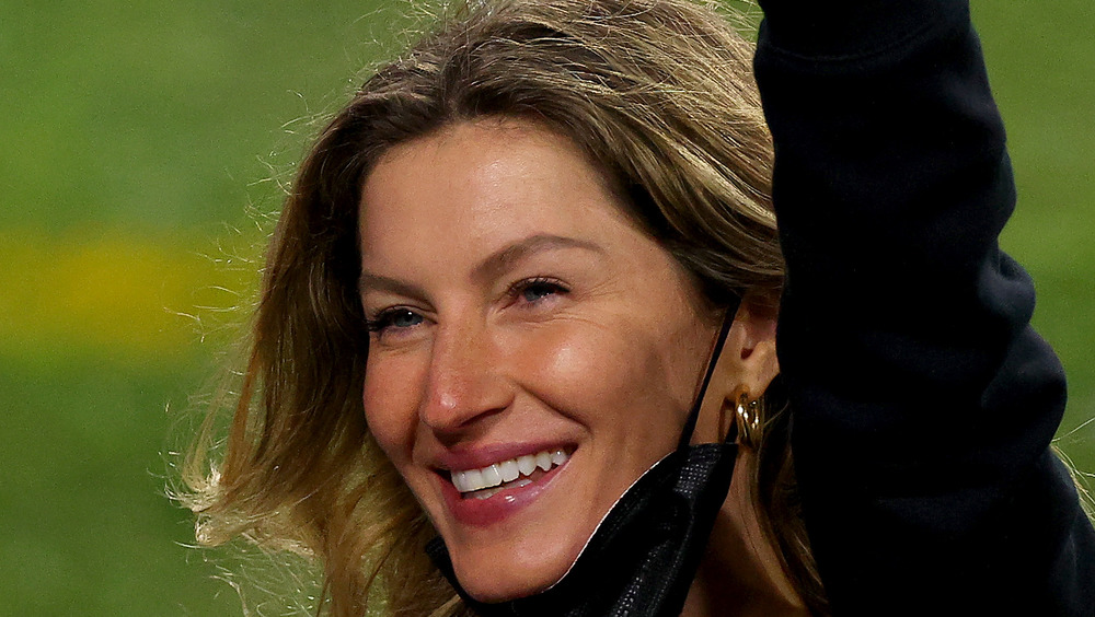 Gisele Bündchen smiling and waving