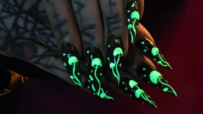 Glow in the dark nails