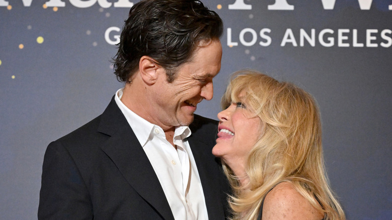 Goldie hawn and Oliver Hudson hugging
