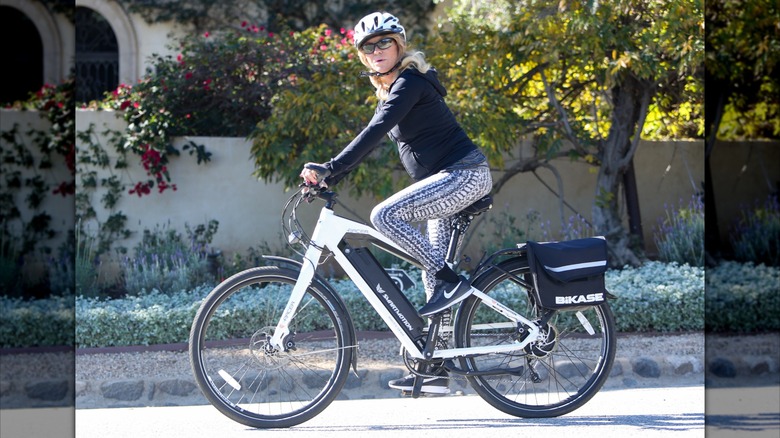 Goldie Hawn biking