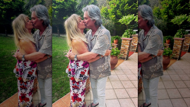 Goldie Hawn and Kurt Russell kissing