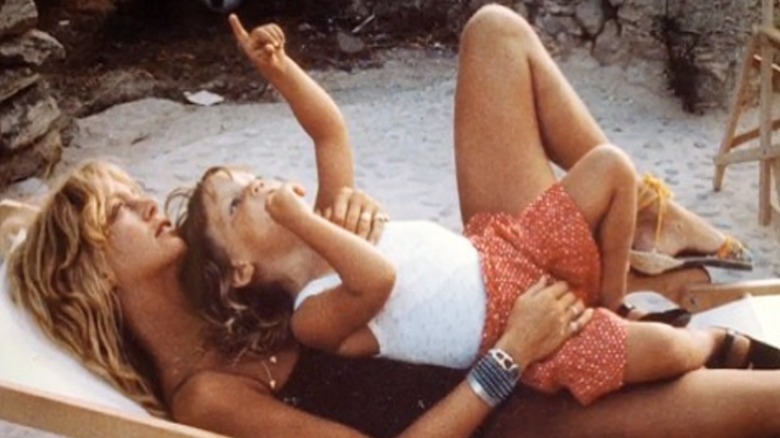 Kate Hudson lies in mom Goldie Hawn's lap
