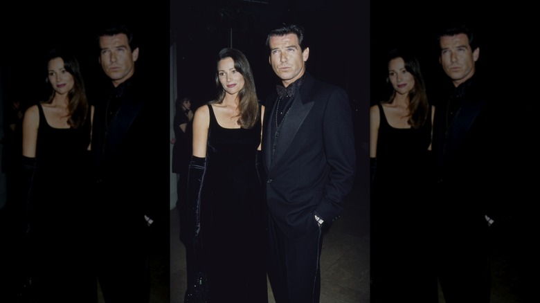 Keely Shaye Smith and Pierce Brosnan posing for cameras