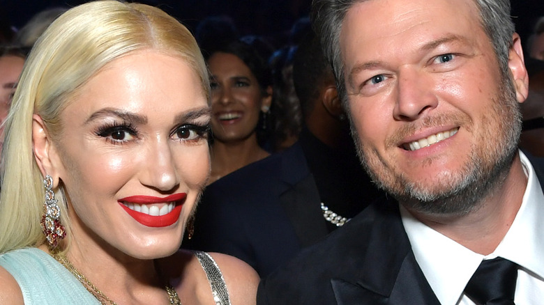 Gwen Stefani and Blake Shelton pose for a picture