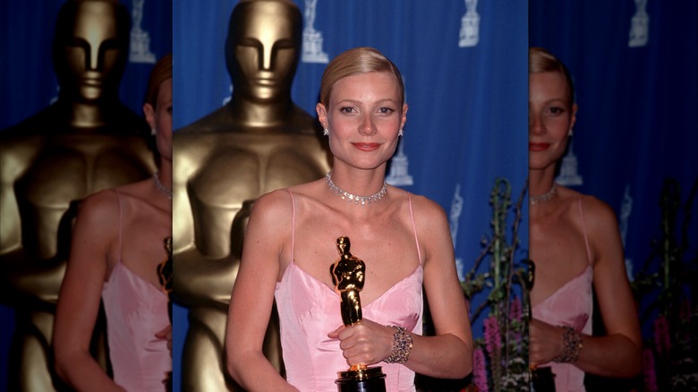Gwyenth Paltrow displaying her Oscar for "Shakespeare in Love"