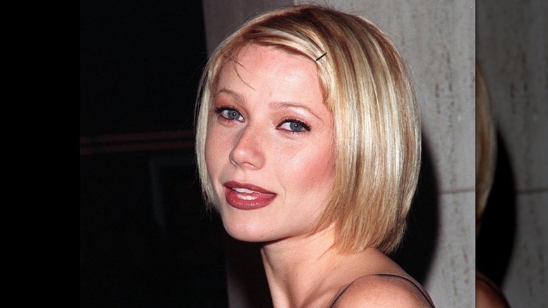 Gwyneth Paltrow with blonde shoulder-length hair in 1998
