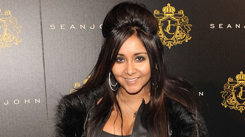 https://www.thelist.com/img/gallery/hair-trends-everyone-ditched-this-decade/everyone-stopped-rocking-the-snooki-pouf-hair-trend-this-decade-1576013335.jpg