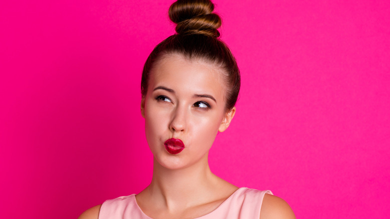 Model with high bun, a hair trend