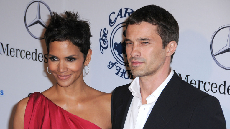 Halle Berry and Olivier Martinez posing on step-and-repeat