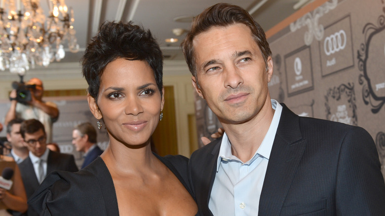 Halle Berry and Olivier Martinez posing at event