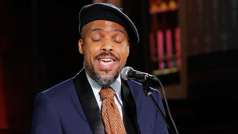 Van Hunt singing on stage