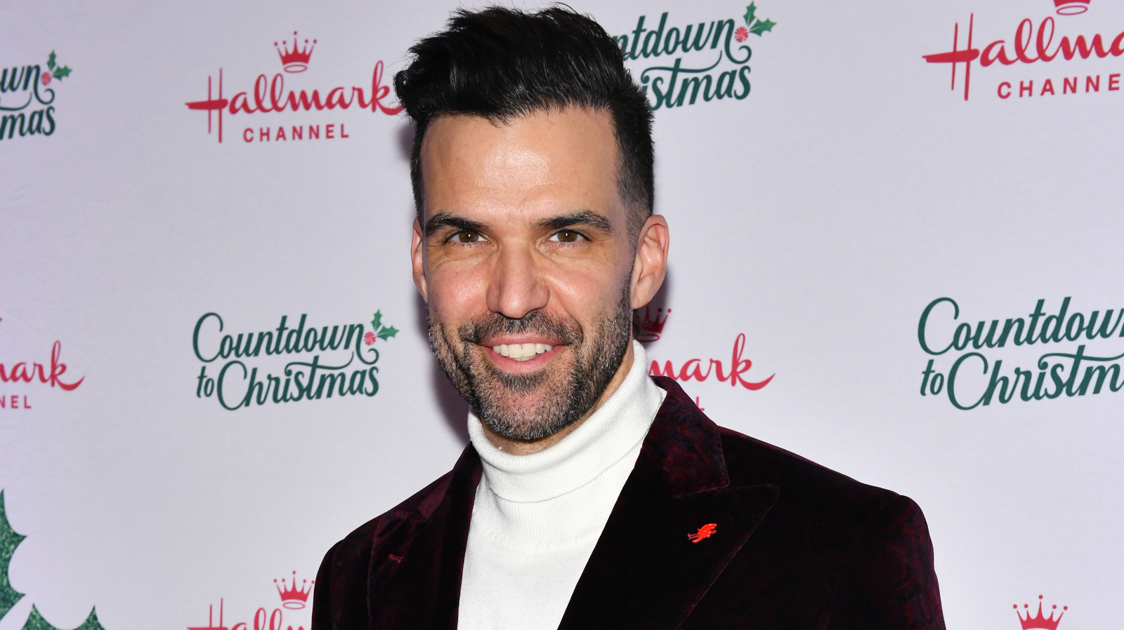 Benjamin Ayres Uses Romance-Themed Merch Sales To Raise Money For Charity