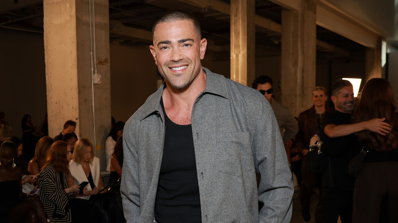 Jesse Metcalfe posing