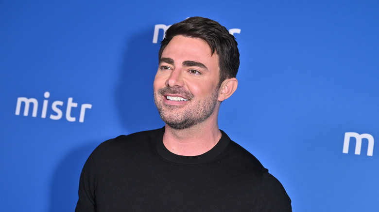 Jonathan Bennett posing