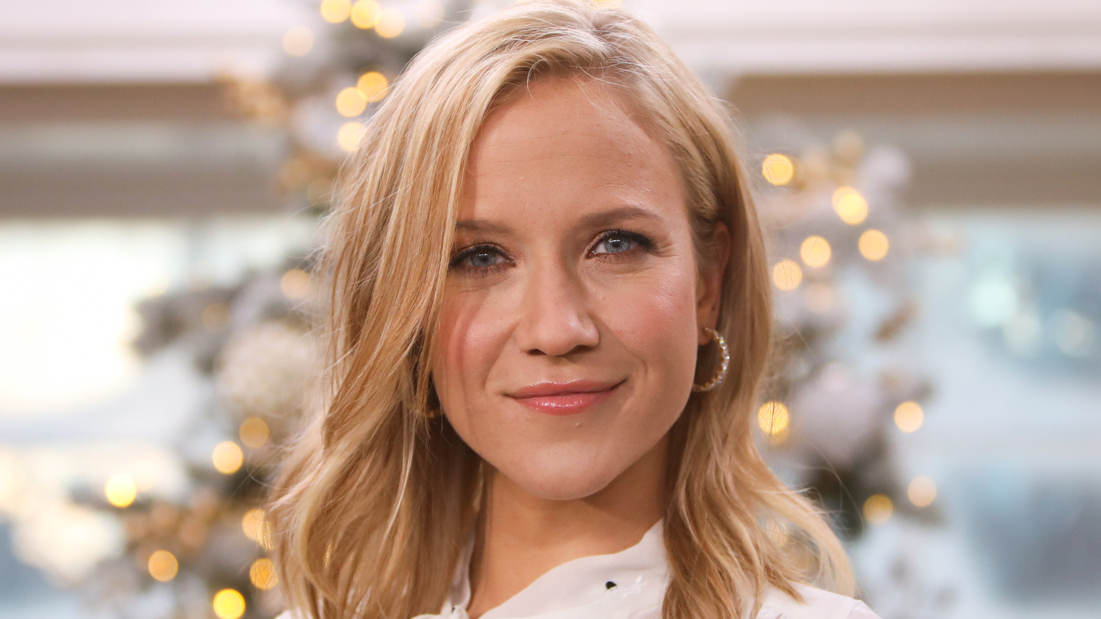 <a href="https://www.thelist.com/2227760/jessy-schram-without-makeup-stunning/" target="_blank">Hallmark’s Jessy Schram Looks Simply Stunning Without Makeup</a>