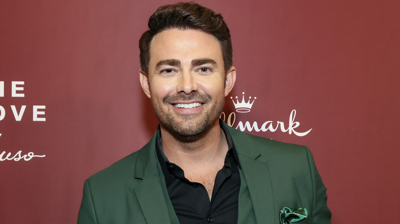 Jonathan Bennett smiling