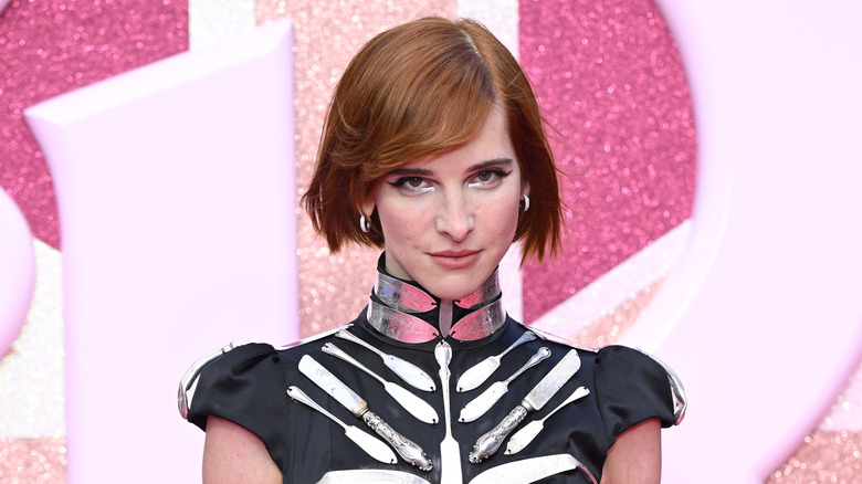 Hari Nef short red hair