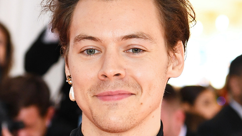 Harry Styles wearing a pearl earring