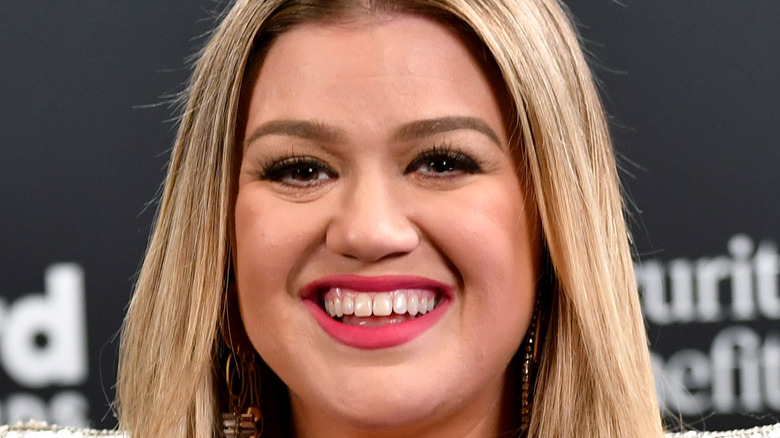 Kelly Clarkson smiling on the red carpet