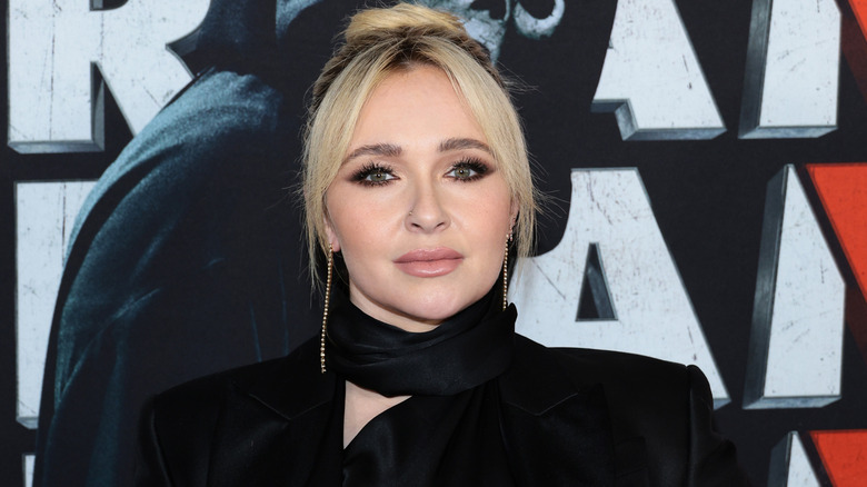 Hayden Panettiere posing on the red carpet in a black outfit