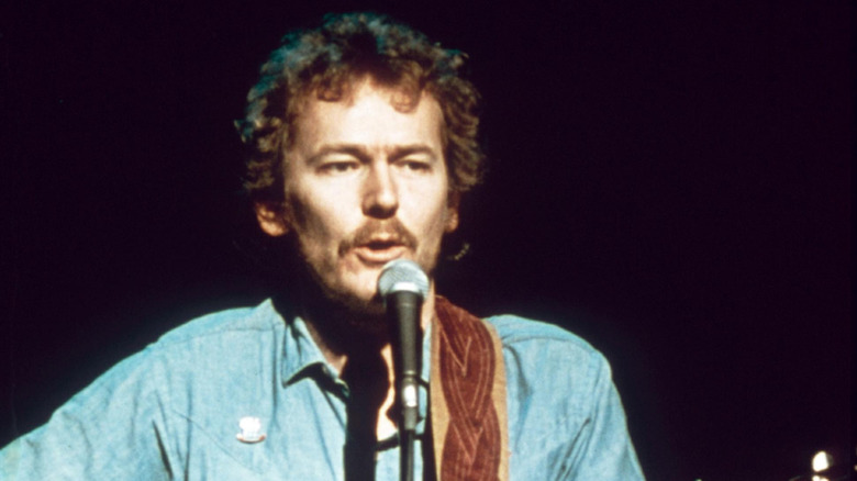 Young Gordon Lightfoot performing