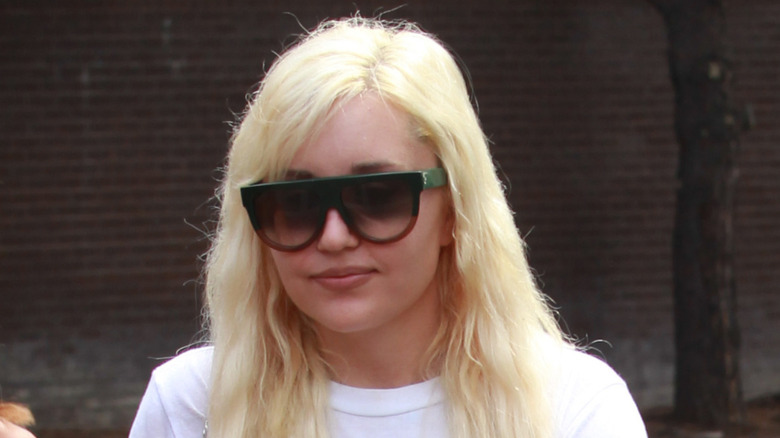 Amanda Bynes wearing sunglasses in August 2015