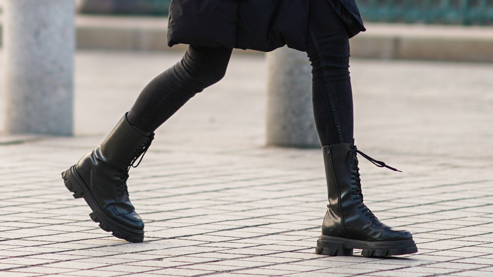 leggings with black boots