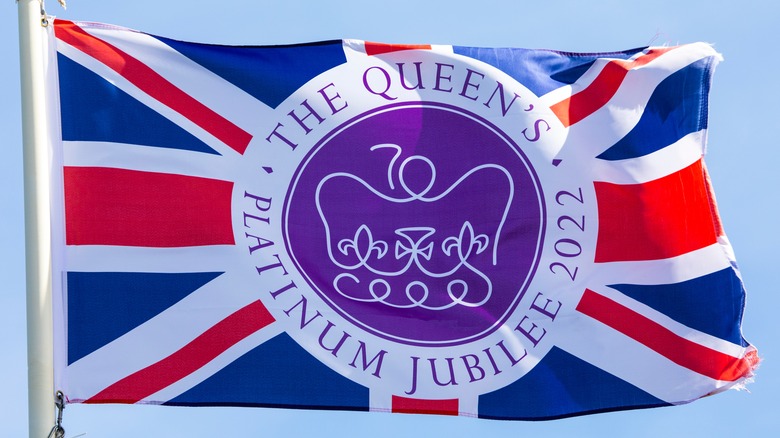 Union Jack flag adorned with Queen's Platinum Jubilee symbol