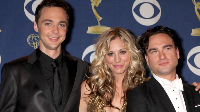 Jim Parsons, Kaley Cuoco, and Johnny Galecki attend the 2009 Emmy Awards