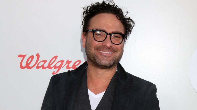 Johnny Galecki attends Red Nose Day in 2016