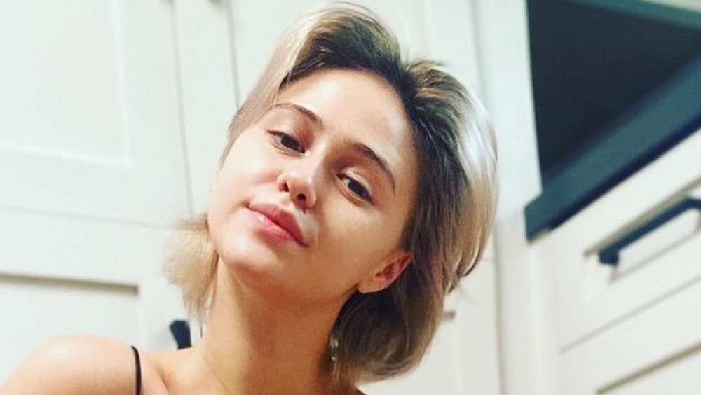 Maria Bakalova takes a selfie