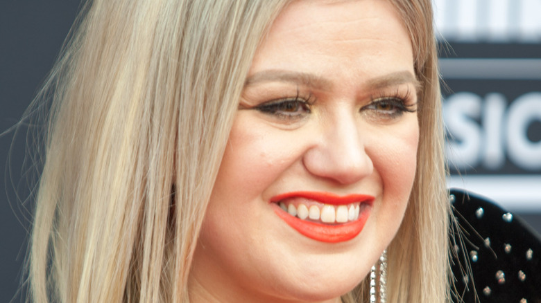 Kelly Clarkson smiling