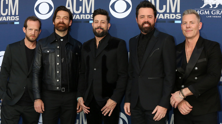 Old Dominion posing at event