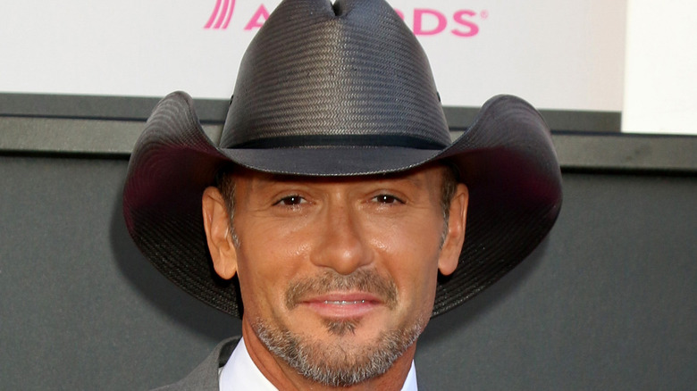 Tim McGraw in a suit and cowboy hat