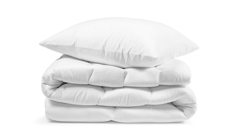 Here's How Often You Should Wash Your Comforter