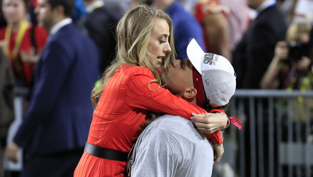 Patrick Mahomes embracing Brittany Matthews 