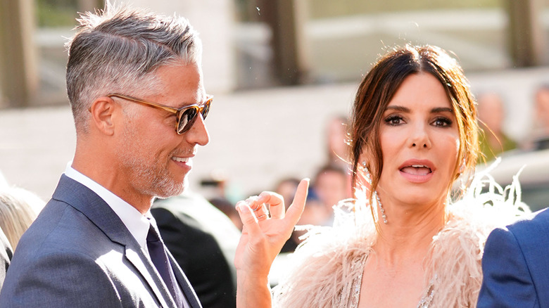 Bryan Randall and Sandra Bullock posing together