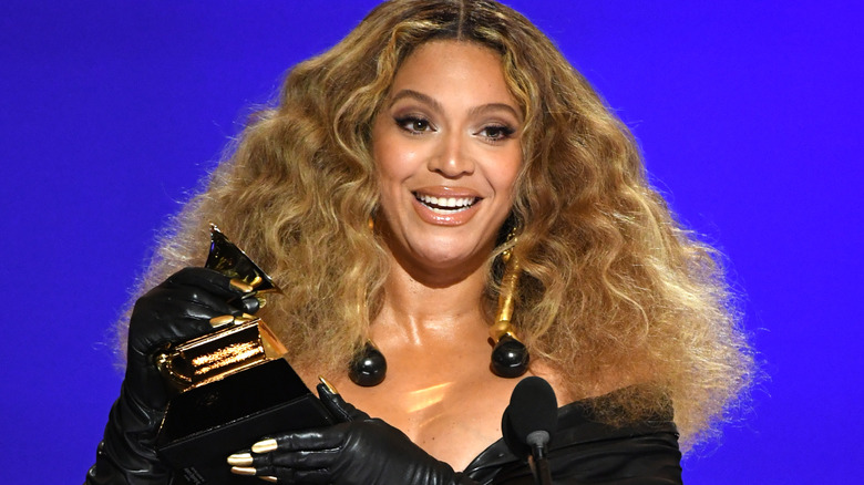 Beyonce wins a grammy