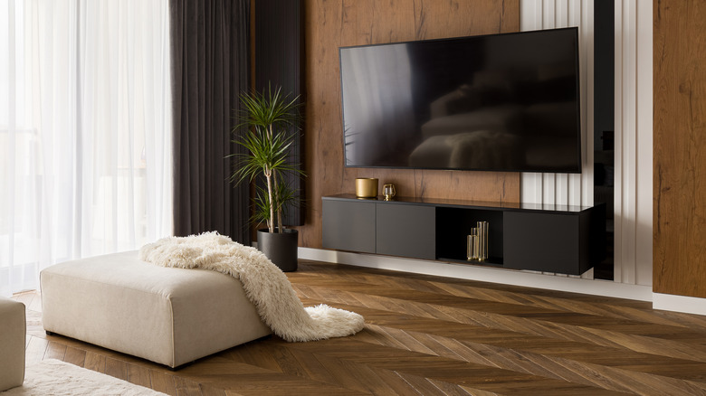 Cozy room with flat-screen TV