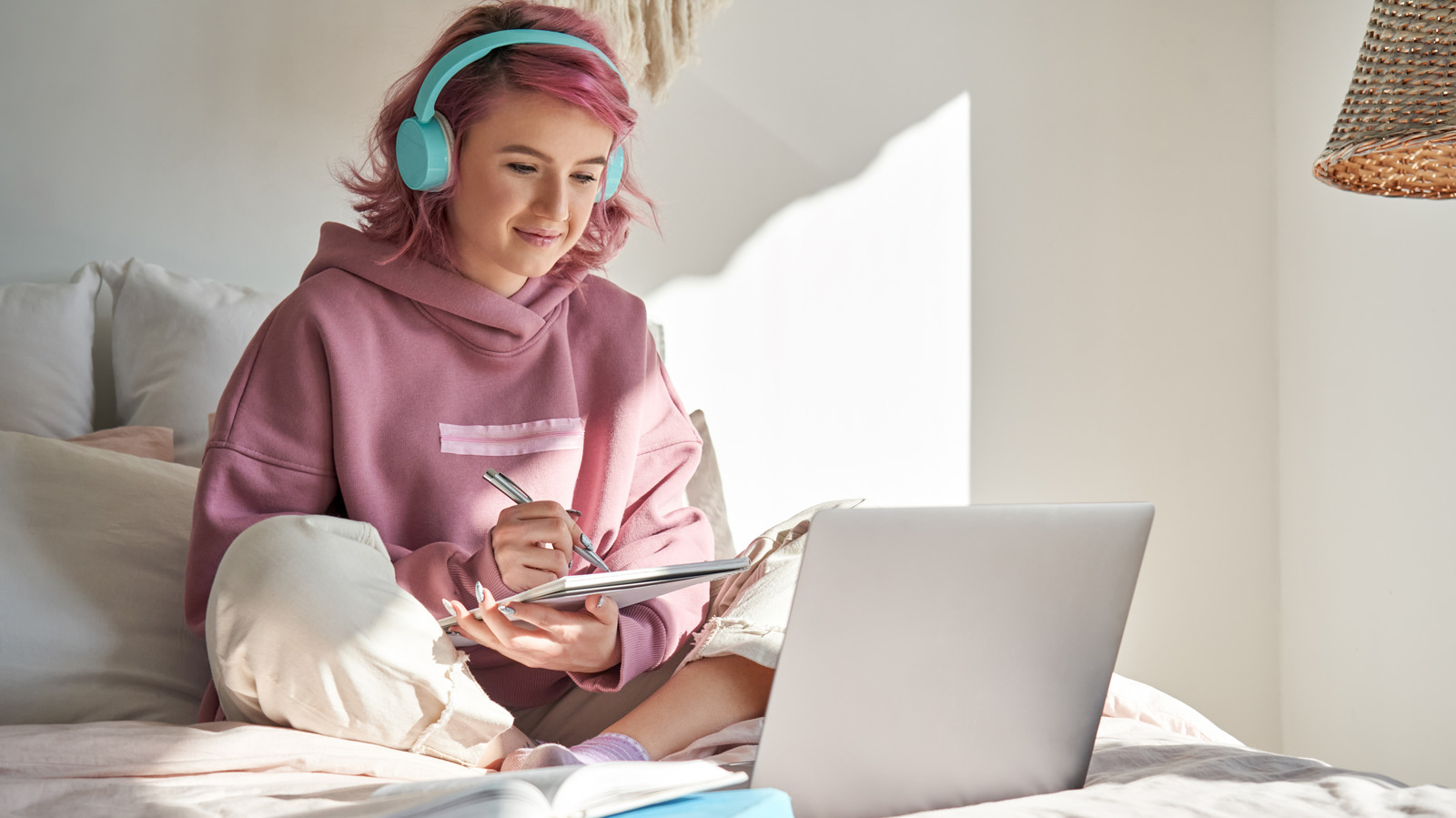 Here's How To Keep Your Bedroom Clutter Free