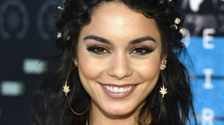 Vanessa Hudgens posing at the 2015 MTV VMAs