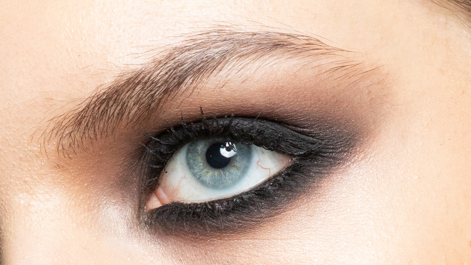 Here's How You Can Make Winged Eyes With Just Eyeshadow