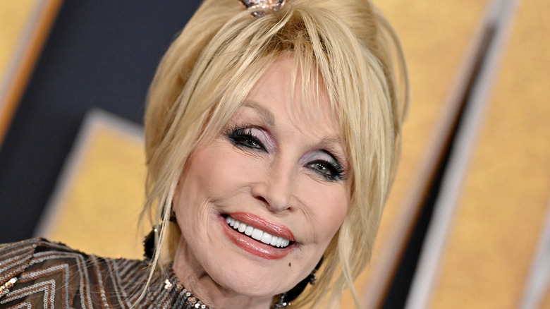 Dolly Parton at the 2022 ACM Awards 