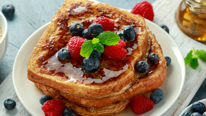 French toast with berries